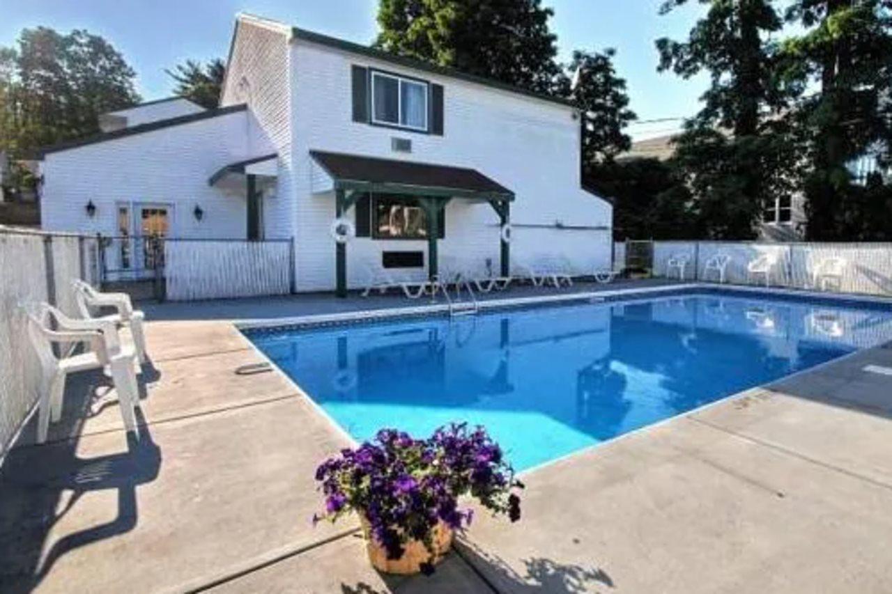 Rodeway Inn Lake George Outlets Экстерьер фото