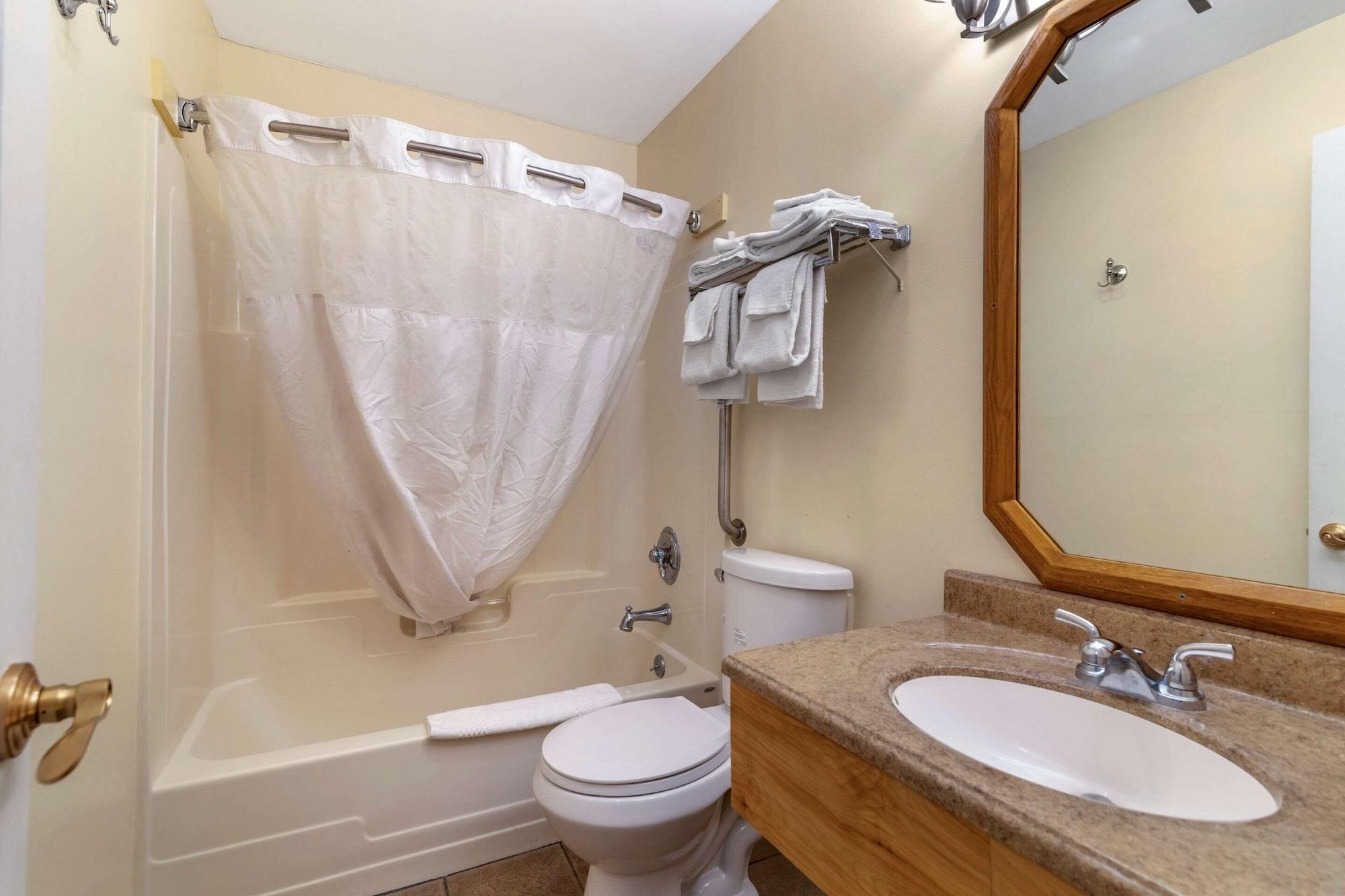 Rodeway Inn Lake George Outlets Экстерьер фото