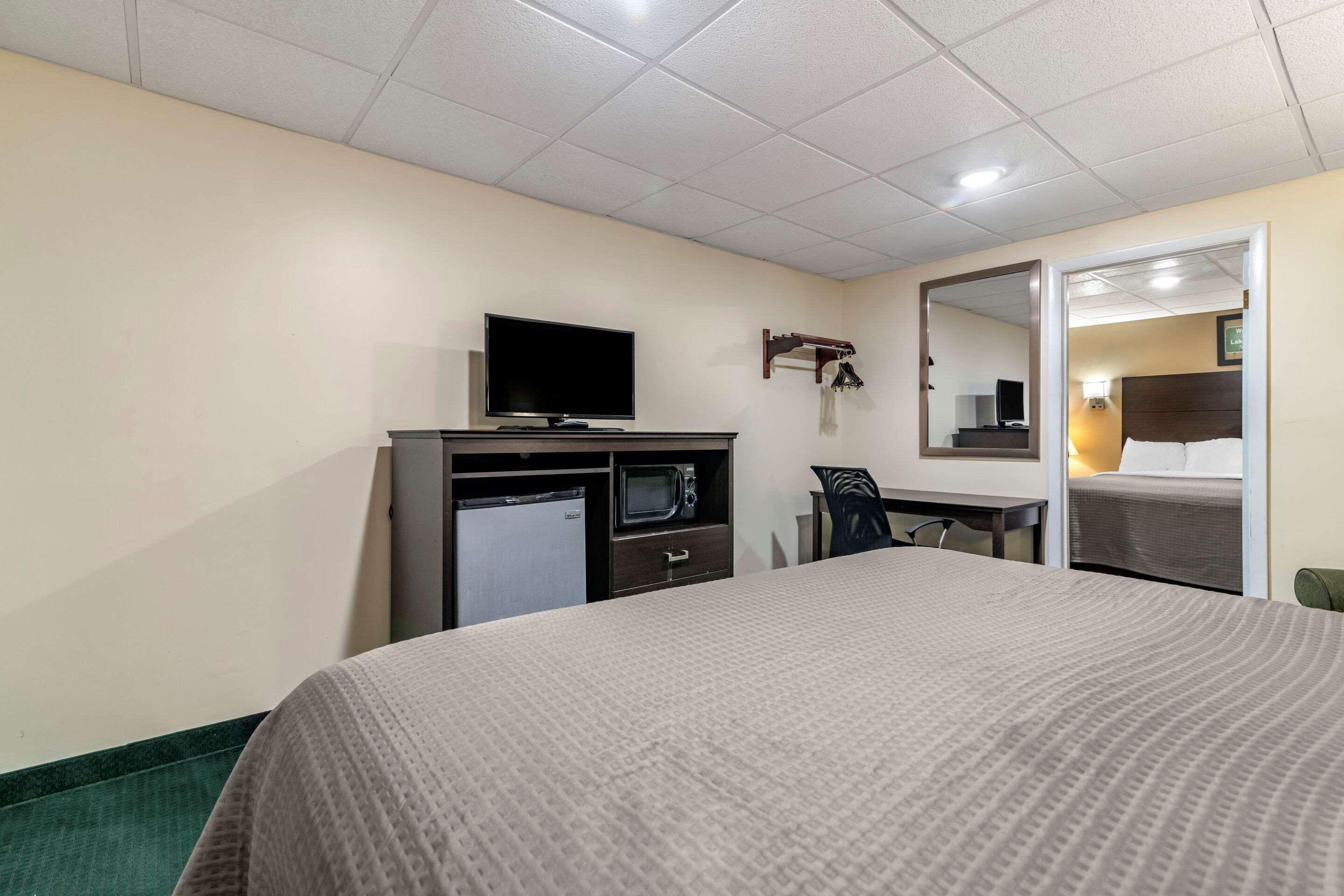 Rodeway Inn Lake George Outlets Экстерьер фото