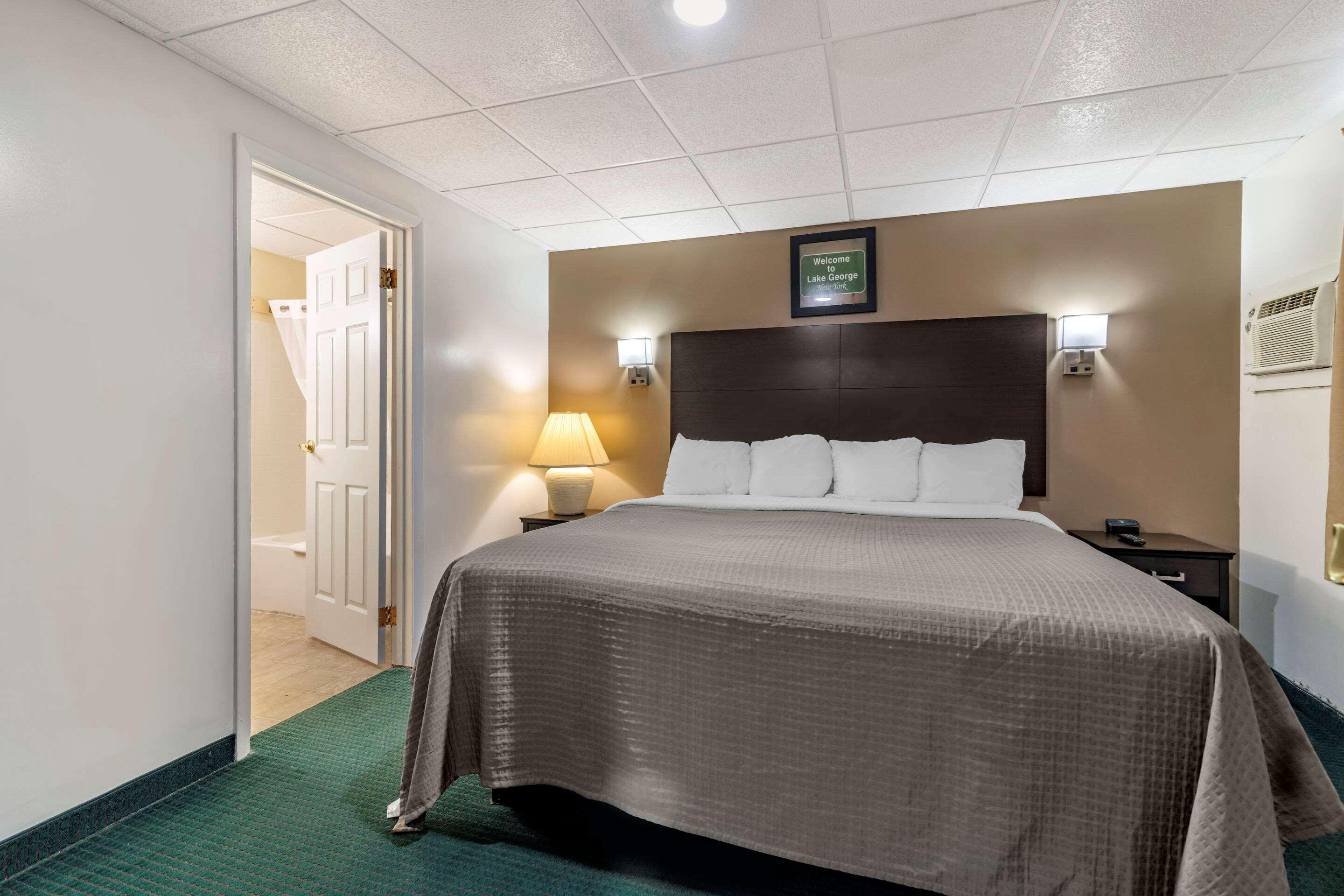 Rodeway Inn Lake George Outlets Экстерьер фото