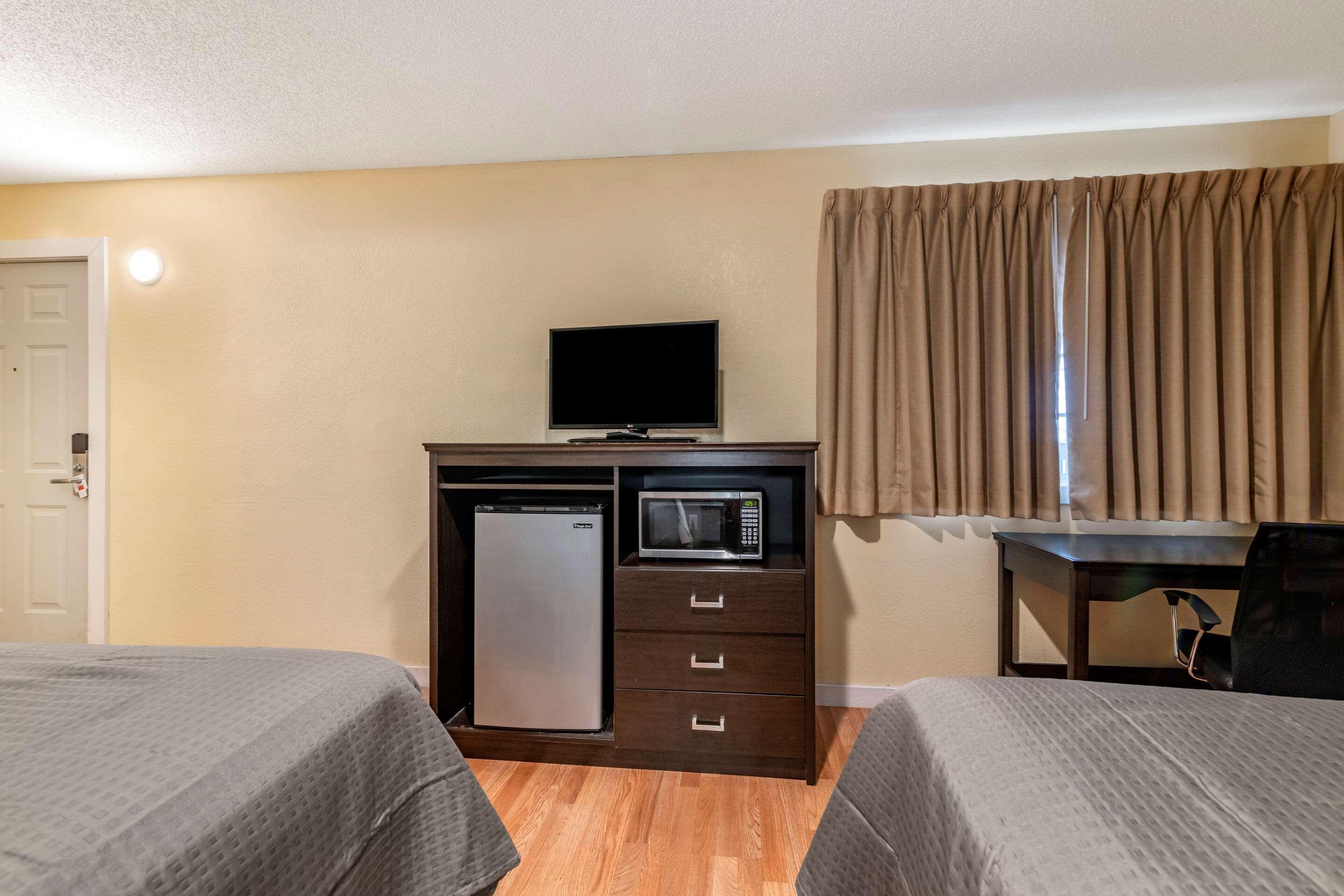 Rodeway Inn Lake George Outlets Экстерьер фото