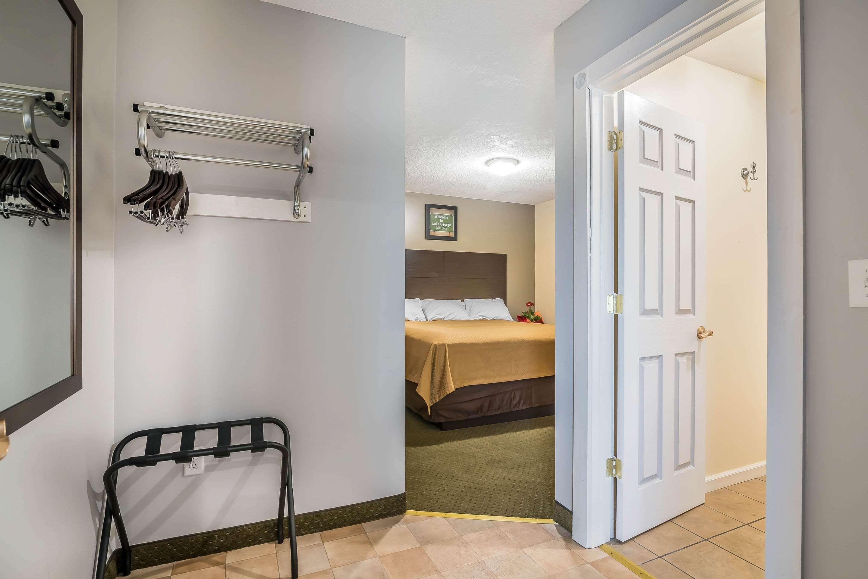 Rodeway Inn Lake George Outlets Экстерьер фото