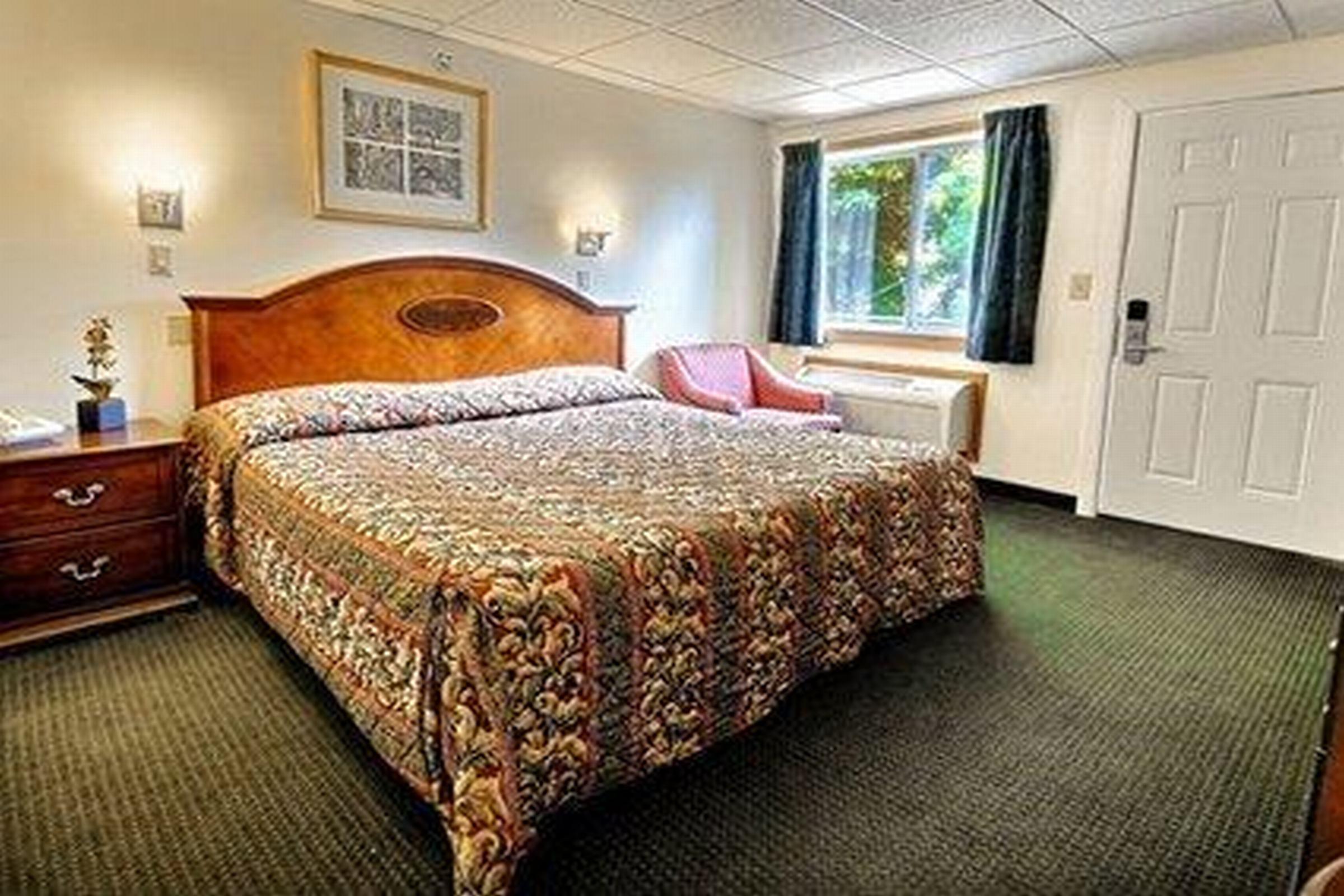 Rodeway Inn Lake George Outlets Экстерьер фото